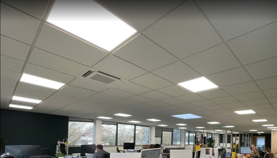 Mise en lumière du bureaux à Mulhouse, avec des dalles LED, des spots encastrés NEMO, et des spots encastrés BOBBY